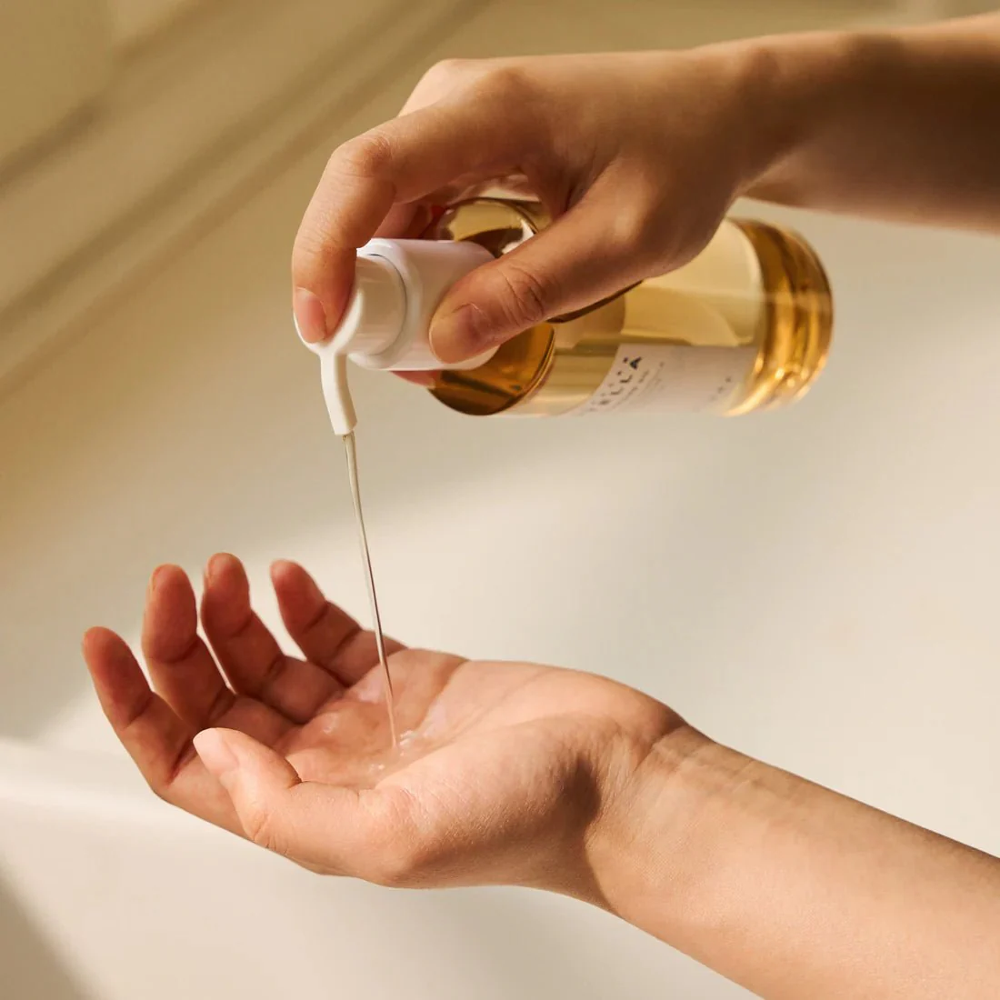 مدغشقر غسول زيتي بالسينتيلا - 200مل | SKIN1004 Madagascar Centella Light Cleansing Oil - Image 3